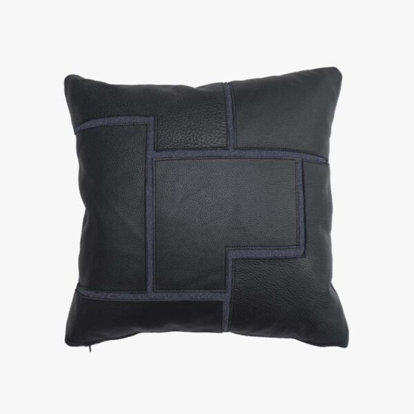 Design pude i et mix af sort læder og blåt stof 50 x 50 cm