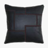 Design pude i et mix af sort læder og brunt stof. 60 x 60 cm.